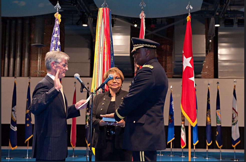 The captured image from the website of the U.S. Army shows Gen. Lloyd Austin (R), now retired, being sworn in as vice chief of staff of the Army in a Jan. 31, 2012, ceremony at Fort Myer, Va. (Yonhap)