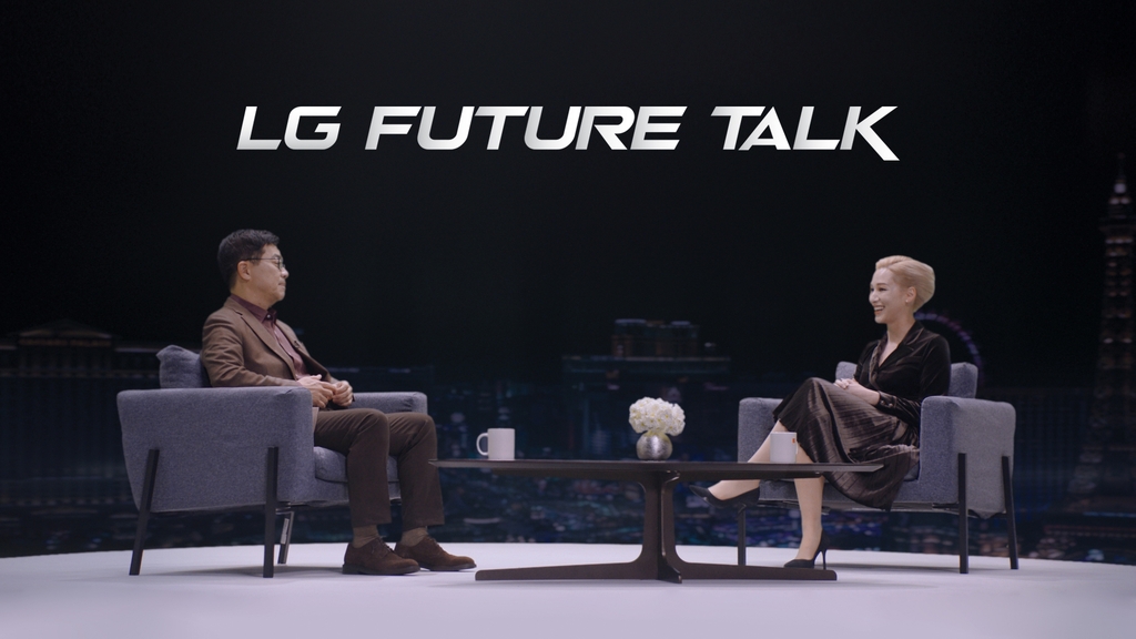 This photo provided by LG Electronics Inc. on Jan. 12, 2021, shows Chief Technology Officer Park Il-pyung (L) speaking with the event host Amy Aleha at LG Future Talk. (PHOTO NOT FOR SALE) (Yonhap)