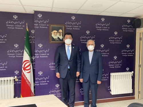 First Vice Foreign Minister Choi Jong-kun (L) is shown with Kamal Kharrazi, the head of Iran's Strategic Council on Foreign Relations, during his trip to Tehran this week, in this photo provided by Seoul's foreign ministry on Jan. 13, 2021. (PHOTO NOT FOR SALE) (Yonhap)