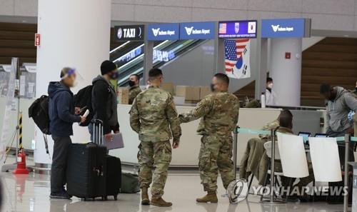 In this file photo, American service members arrive at Incheon International Airport, west of Seoul, on Jan. 11, 2021. (Yonhap)