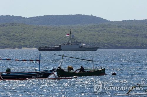This AFP photo shows Indonesian navy ships arriving at the naval base in Banyuwangi on April 22, 2021, to join operations to search for a submarine that went missing off the coast of Bali with 53 crew aboard during regular exercises. (Yonhap)