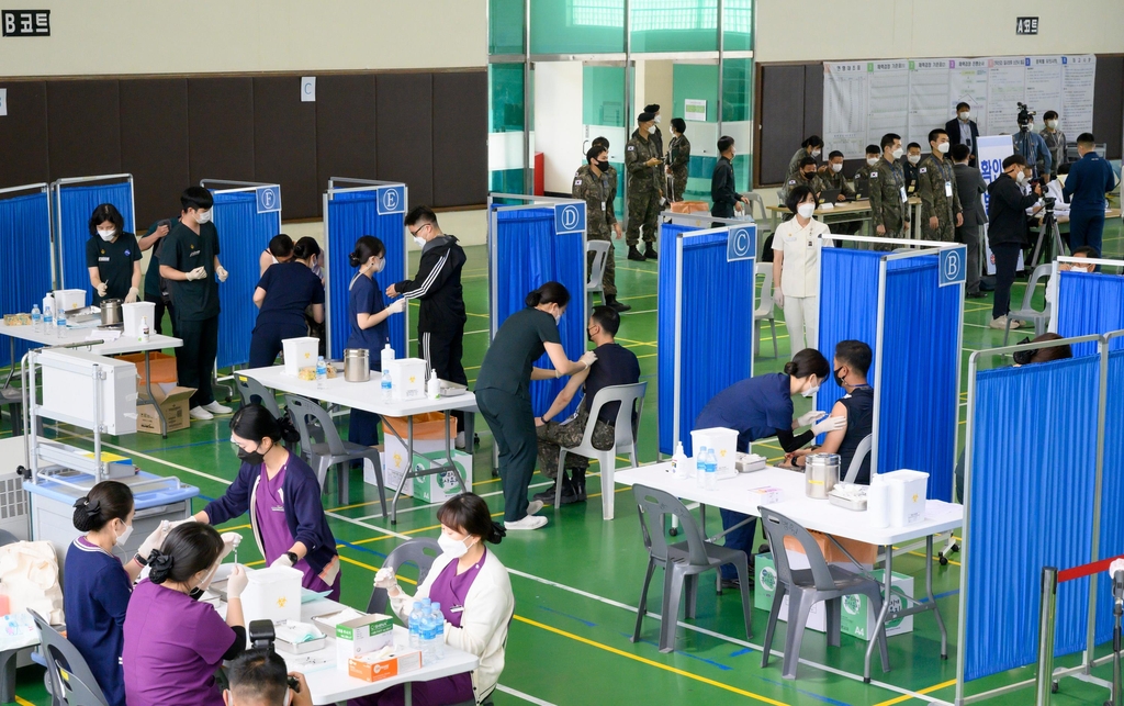 Soldiers receive coronavirus vaccine shots at the Gyeryongdae military headquarters, some 160 kilometers south of Seoul, on April 28, 2021, in this photo provided by the defense ministry, as South Korea began inoculating troops age 30 and older the same day. (PHOTO NOT FOR SALE) (Yonhap)