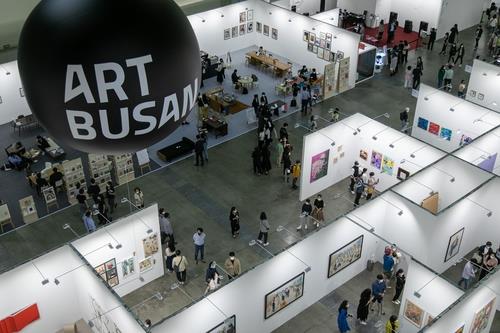 This undated photo, provided by Art Busan, shows the annual art fair taking place at the Busan Exhibition and Convention Center in the southeastern port city of Busan. (PHOTO NOT FOR SALE) (Yonhap)