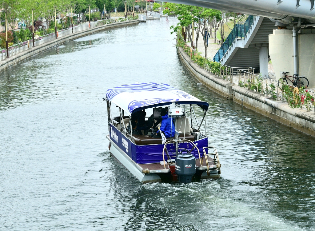 This photo provided by Hyundai Heavy Industries Group on June 16, 2021, shows a 12-person fully autonomous cruise ship navigating autonomously through the narrow 10-kilometer Pohang Canal in the port city, 302 kilometers southeast of Seoul, with crew members on board. (PHOTO NOT SALE) (Yonhap)