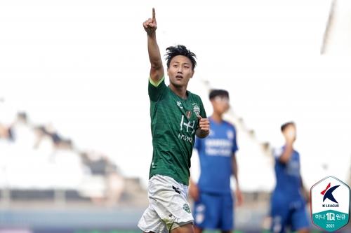 Paik Seung-ho of Jeonbuk Hyundai Motors celebrates his goal against Suwon Samsung Bluewings during a K League 1 match at Jeonju World Cup Stadium in Jeonju, 240 kilometers south of Seoul, on Sept. 18, 2021, in this photo provided by the Korea Professional Football League. (PHOTO NOT FOR SALE) (Yonhap)