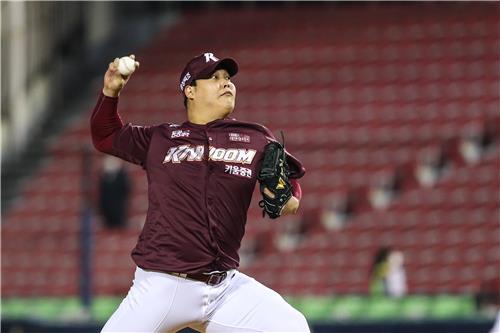 Cho Sang-woo of the Kiwoom Heroes pitches against the LG Twins during a Korea Baseball Organization regular season game at Jamsil Baseball Stadium in Seoul on Oct. 19, 2021, in this photo provided by the Heroes. (PHOTO NOT FOR SALE) (Yonhap)