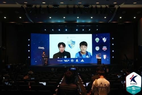 Ulsan Hyundai FC head coach Hong Myung-bo (L) and his captain Lee Chung-yong attend the virtual media day for the K League 1 Final Round in Seoul on Oct. 28, 2021, in this photo provided by the Korea Professional Football League. (PHOTO NOT FOR SALE) (Yonhap)