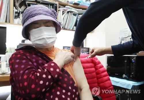 A citizen receives a COVID-19 vaccine booster shot at a clinic in Seoul on Oct. 25, 2021, as South Korea began administering such shots for people aged 75 or older nationwide the same day. (Yonhap)