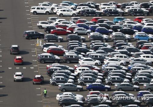 South Korean cars wait to be shipped at Hyundai Motor Co.'s factory in Ulsan, 415 kilometers southeast of Seoul, on Nov. 2, 2021.(Yonhap)