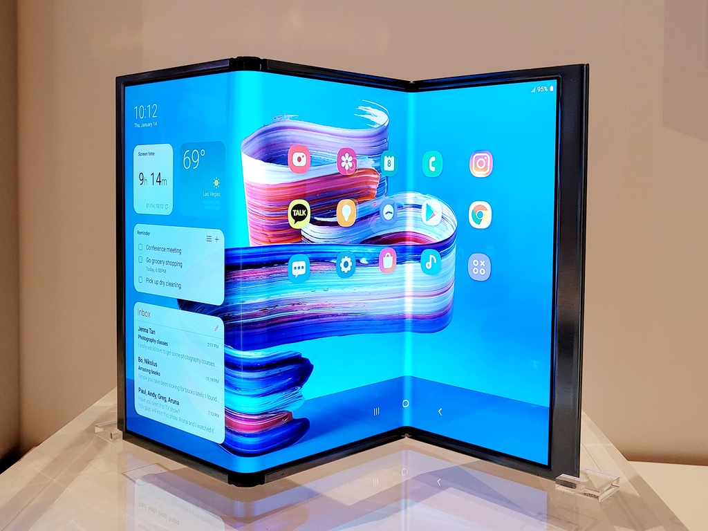 The photo provided by Samsung Display Co. on Jan. 4, 2022, shows its QD display, Flex S, on display at Encore At Wynn in Las Vegas. (PHOTO NOT FOR SALE) (Yonhap)