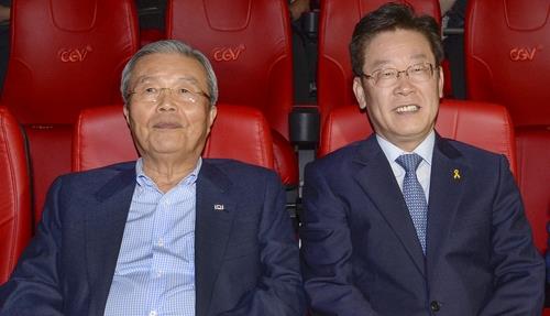 This file photo shows Lee Jae-myung, the presidential candidate of the Democratic Party, and Kim Chong-in, a former campaign chief for Yoon Suk-yeol, the presidential candidate of the People Power Party. (Yonhap)