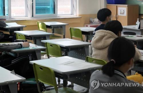 Desks remain empty in a classroom of a Seoul middle school on March 22, 2022, as an increasingly number of students are infected with the coronavirus. (Yonhap)