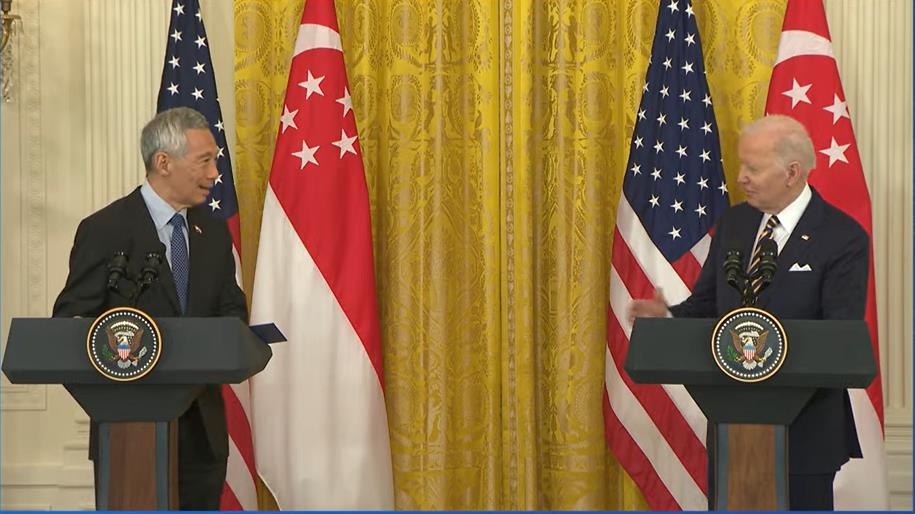 U.S. President Joe Biden (R) and visiting Singaporean Prime Minister Lee Hsien Loong are seen holding a joint press conference following their bilateral talks at the White House in Washington on March 29, 2022 in this image captured from the White House' website. (Yonhap)
