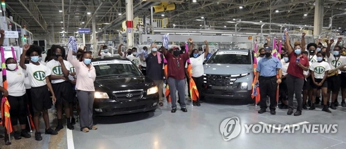 This undated file photo provided by Hyundai Motor shows employees at its Alabama plant. (PHOTO NOT FOR SALE) (Yonhap)