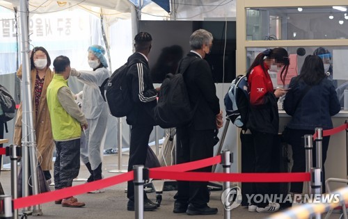 People wait in line to receive tests at a COVID-19 testing station in Seoul on April 15, 2022, when the country reported 125,846 new cases. (Yonhap)