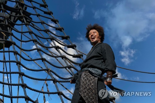 This photo provided by Lotte Entertainment shows a scene from the Korean fantasy action blockbuster "The Pirates: The Last Royal Treasure" (PHOTO NOT FOR SALE) (Yonhap)