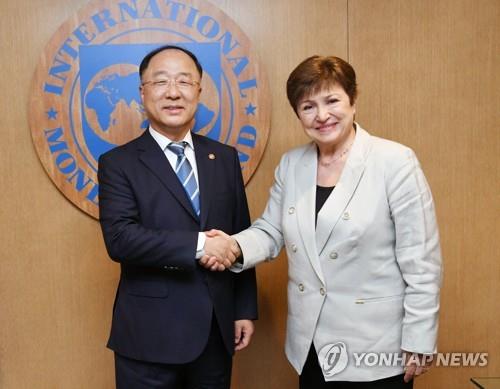 South Korea's Finance Minister Hong Nam-ki (L) shakes hands with International Monetary Fund (IMF)'s Managing Director Kristalina Georgieva after a meeting in Washington on April 20, 2022, in this photo provided by Hong's office. (PHOTO NOT FOR SALE) (Yonhap)