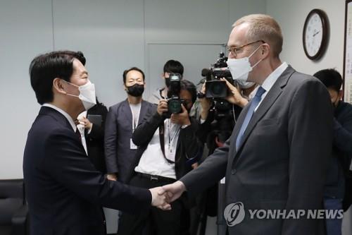 Transition team Chairman Ahn Cheol-soo (L) and British Ambassador to South Korea Colin Crooks meet at Ahn's office at the transition team's headquarters in Seoul on April 29, 2022. (Pool photo) (Yonhap)