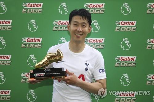 In this Press Association photo via Associated Press, Son Heung-min of Tottenham Hotspur poses with the Golden Boot award after sharing the goals scoring lead in the Premier League with Mohamed Salah of Liverpool, following Tottenham's 5-0 victory over Norwich City at Carrow Road in Norwich, England, on May 22, 2022. (Yonhap)