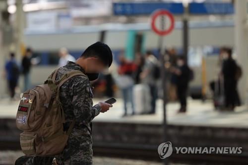 This file photo, taken May 1, 2022, shows a soldier waiting for a train at Seoul Station in Seoul. (Yonhap)