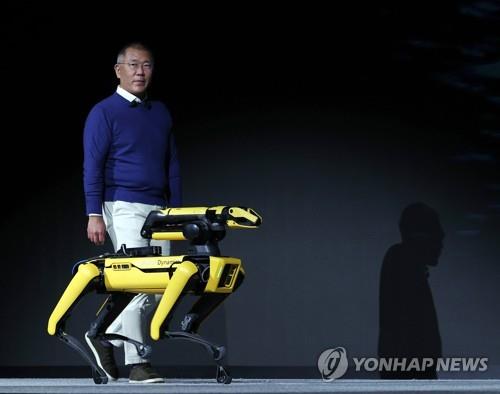 Hyundai Motor Group Chairman Euisun Chung stands with a four-legged robot developed by Boston Dynamics, a U.S. robotics company Hyundai acquired last year, in this photo provided by Hyundai on Aug. 12, 2022. (PHOTO NOT FOR SALE) (Yonhap)