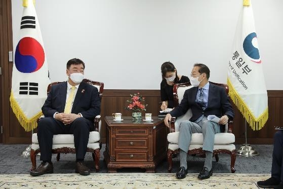 Unification Minister Kwon Young-se (R) speaks with Xing Haiming, China's ambassador to South Korea, during their meeting at the government complex in Seoul on Aug. 24, 2022, in this photo provided by the ministry. (PHOTO NOT FOR SALE) (Yonhap)