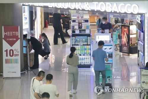 This undated file photo shows shoppers at a duty-free shop at Incheon International Airport, west of Seoul. (Yonhap)