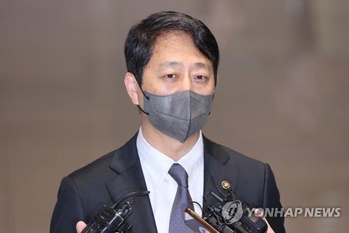 South Korea's Trade Minister Ahn Duk-geun speaks before departing for the United States from Incheon International Airport, west of Seoul, on Sept. 5, 2022, to discuss the U.S.' Inflation Reduction Act with U.S. officials. (Yonhap)