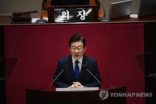 Lee Jae-myung, chairman of the main opposition Democratic Party, gives a speech at the National Assembly in Seoul on Sept. 28, 2022. (Pool photo) (Yonhap)
