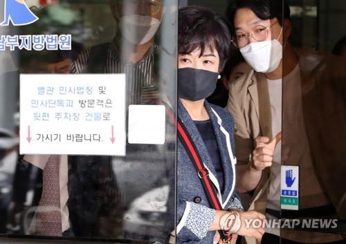 Former lawmaker Sohn Hye-won leaves the Seoul Southern District Court in the capital city after a court hearing on Aug. 12, 2020. (Yonhap)