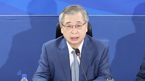 Former National Security Adviser Suh Hoon from the previous Moon Jae-in administration speaks during a press conference, in this file photo taken Oct. 27, 2022. (Yonhap)