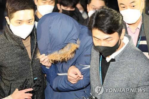 In this file photo, the key suspect in the embezzlement scandal involving Osstem Implant is being transferred to the prosecution on Jan. 4, 2022. (Yonhap)