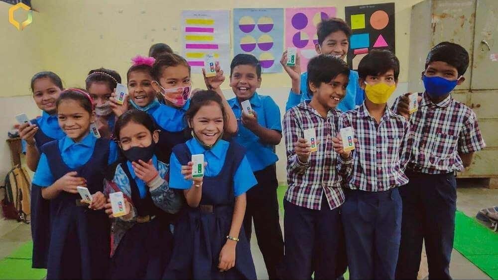 This file photo provided by TagHive shows students of State Secondary School, Raj Bhawan, Bhopal, posing for a photo with clickers of "Class Saathi" on March 22, 2022. (PHOTO NOT FOR SALE) (Yonhap)