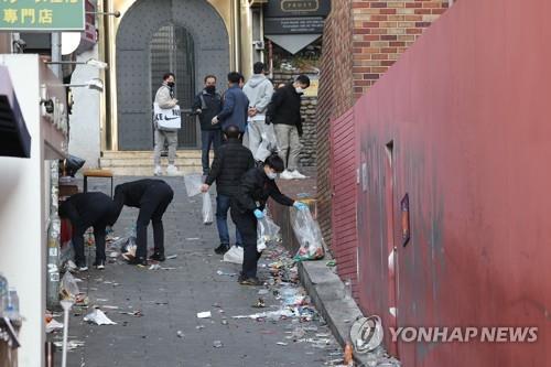 Police officers search the site of the deadly crowd crush in Seoul's Itaewon neighborhood, in this file photo taken Nov. 11, 2022. (Yonhap)