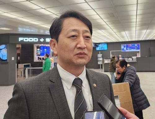 South Korean Trade Minister Ahn Duk-geun speaks to reporters after arriving at Dulles International Airport on the outskirts of Washington, D.C., on March 8, 2023. (Yonhap)