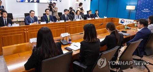 Government officials of South Korea and Japan wait for a working-level meeting on Seoul's plan to send an inspection team to Fukushima to begin at Seoul's foreign ministry on May 12, 2023. (Yonhap)