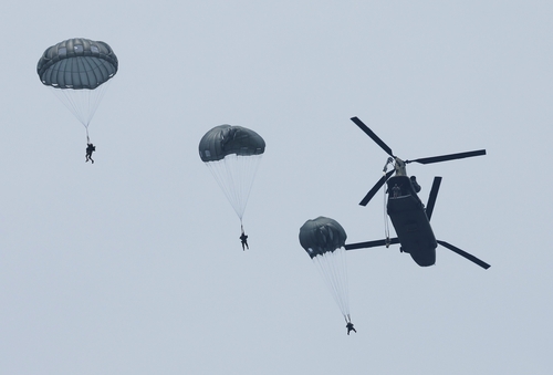 U.S. Special Operations Command Korea personnel stage a static-line jump from a CH-47 transport helicopter above an airfield in Camp Humphreys in Pyeongtaek, 60 kilometers south of Seoul. (Yonhap)