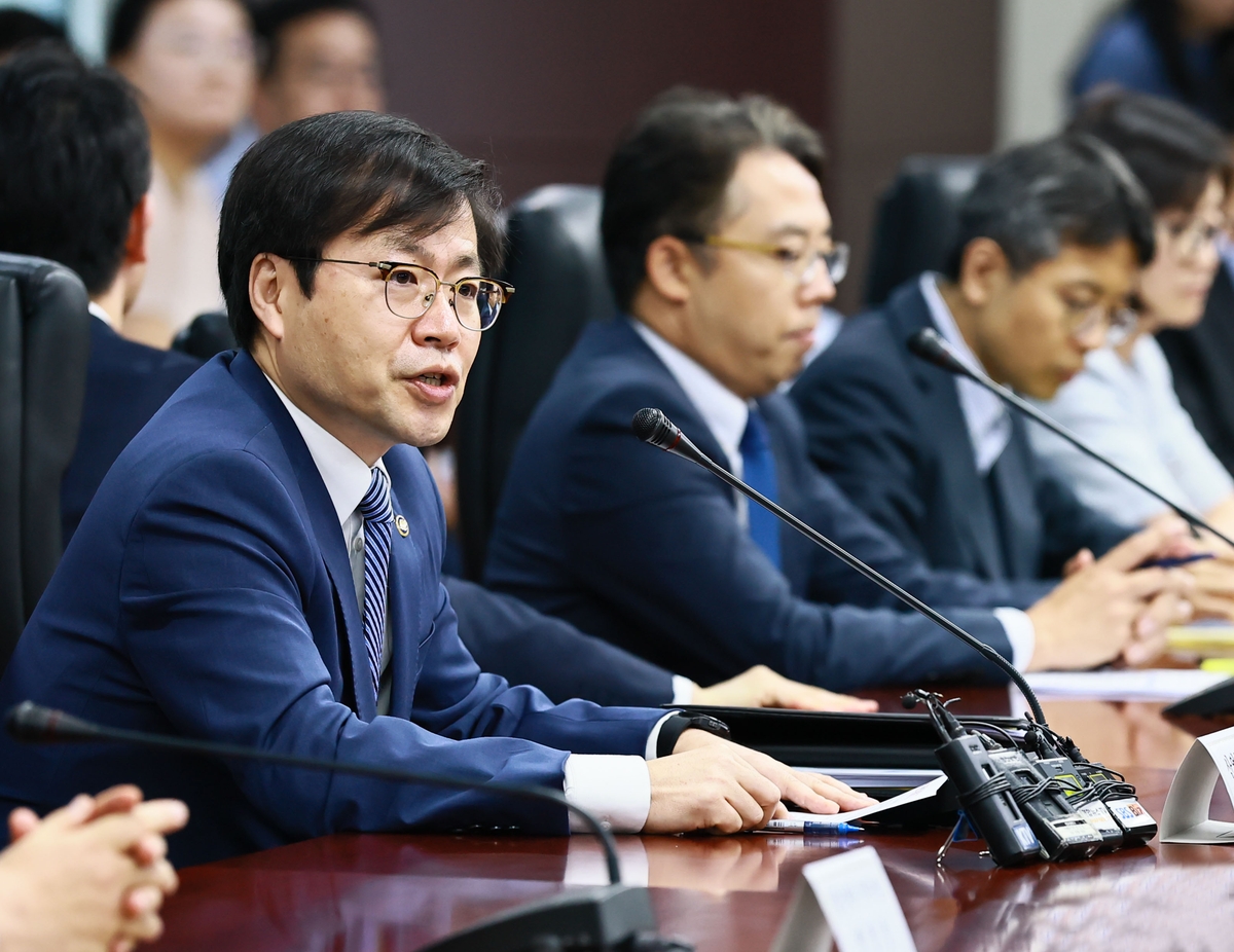 South Korean Trade Minister Yeo Han-koo (L) speaks at a meeting with government officials in Seoul on July 3, 2025, to discuss strategies for trade negotiations with the United States in this photo provided by his office. (PHOTO NOT FOR SALE) (Yonhap)