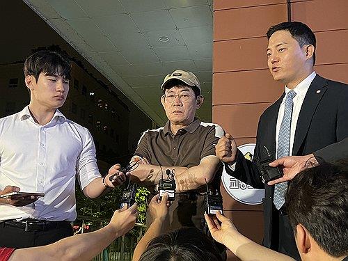 Comedian Lee Kyung-kyu (C) answers reporters' questions at the Seoul Gangnam Police Station in the capital in this June 24, 2025, file photo. (Yonhap)