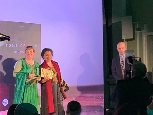 Geetanjali Shree (au c.) et Daisy Rockwell (à g.) lors de la cérémonie des remises du prix international Booker 2022 à Londres, le soir du jeudi 26 mai 2022 (heure londonienne).