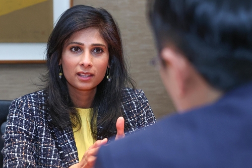 La directrice générale adjointe du FMI Gita Gopinath lors d'un entretien avec l'agence de presse Yonhap à Séoul, le 31 janvier 2023.