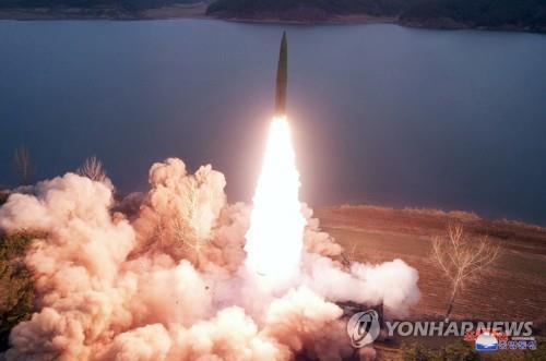 Un missile balistique tactique sol-sol est tiré le mardi 14 mars 2023 vers la mer de l'Est depuis la région de Jangyon, dans la province du Hwanghae du Sud, sur cette photo publiée le lendemain par l'Agence centrale de presse nord-coréenne (KCNA). Dans le cadre d'un exercice de tir de démonstration pour des sous-unités militaires, une unité de l'Armée populaire de Corée (APC) a tiré deux missiles sol-sol à moyenne portée qui ont frappé avec précision leur cible, l'îlot de Phi, au large de Chongjin, sur la côte nord-est du pays, a indiqué la KCNA. (Utilisation en Corée du Sud uniquement et redistribution interdite)