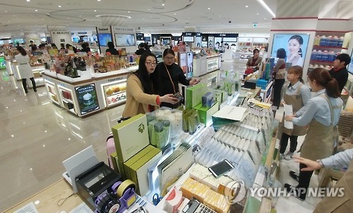 客の入りが悪い韓国の免税店＝（聯合ニュース）