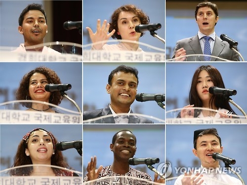 昨年の「世界外国人韓国語スピーチ大会」でスピーチする参加者＝（聯合ニュース）