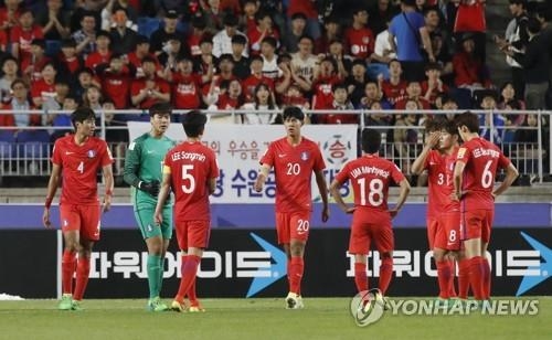先制を許し悔しい表情を浮かべる韓国代表選手ら＝２６日、水原（聯合ニュース）