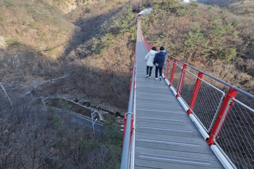 つり橋を渡る登山客＝（聯合ニュース） 