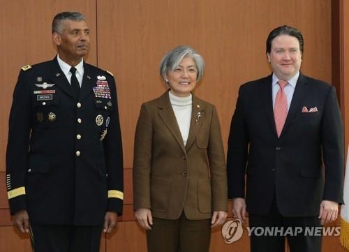 ナッパー駐韓米国大使代理（右端）とブルックス在韓米軍司令官（韓米連合軍司令官兼務、左端）が外交部を訪れ、康京和（カン・ギョンファ）長官（中央）と面談した＝４日、ソウル（聯合ニュース）