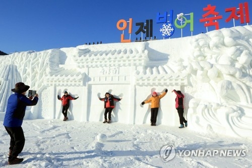 雪像の前で写真を撮る観光客ら＝（聯合ニュース）