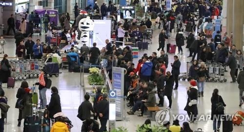 旅行客で混雑する仁川国際空港＝（聯合ニュース）