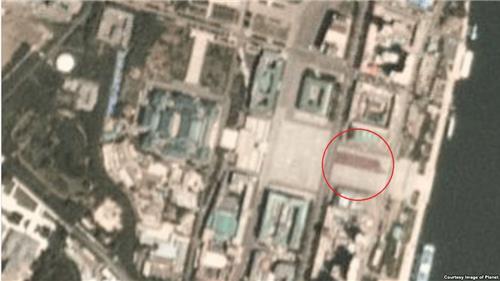 数千人が金日成広場に並んでいる様子が衛星写真で確認された（ＶＯＡホームページより）＝（聯合ニュース）